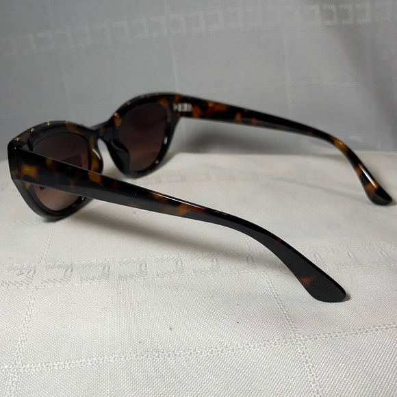 *5 for $25* NWOT FGX International Tortoise Shell Fashion Sunglasses - Picture 3 of 4